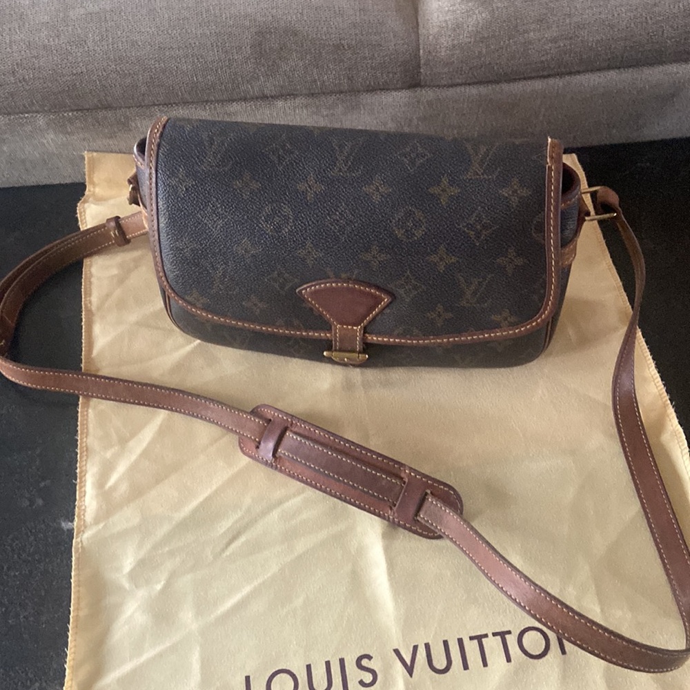 Classic Louis Vuitton vintage Solonge Crossbody bag and Wallet